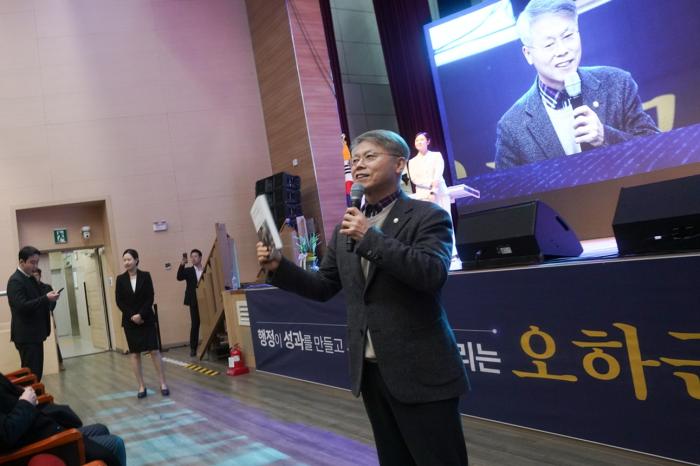   민형배 국회의원이 오하근 출판기념회에서 인사말을 하고 있다 사진 박지선