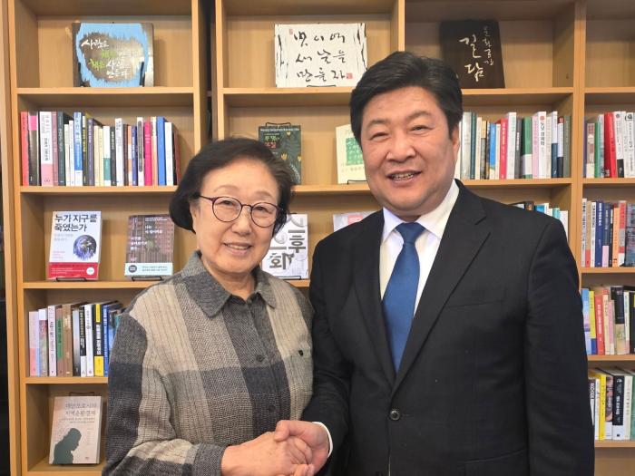 오하근 전 더불어민주당 순천시장 후보는 지난 1월 15일 한명숙 전 총리를 만나 담소를 나눴다 사진오하근 SNS