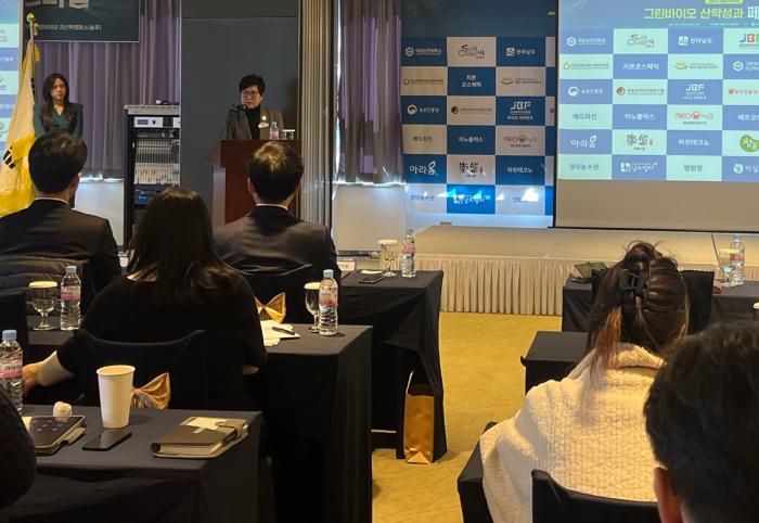 서선란 순천시의회 의원이 28일 열린 그린바이오 산학성과 페스티벌에서 축사를 하고 있다 사진조성진 기자