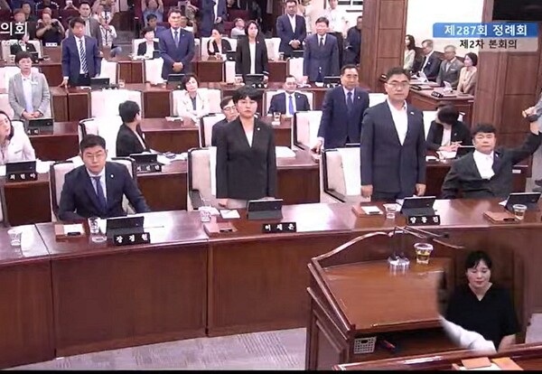 지난해 6월 18일 순천시의회본회의에서 스포츠파크부지매입안에 찬성한 의원들이 기립해있다 사진순천시의회