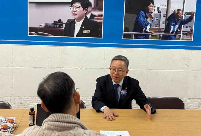 김문수 의원이 순천정치와 63선거에 대해 인터뷰하고 있다 사진조성진 기자