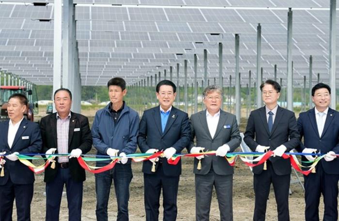 작년 5월 8일 월평마을 영농형 태양광 1단계 준공식에 참석한 김영록 전남도지사  사진전남도청