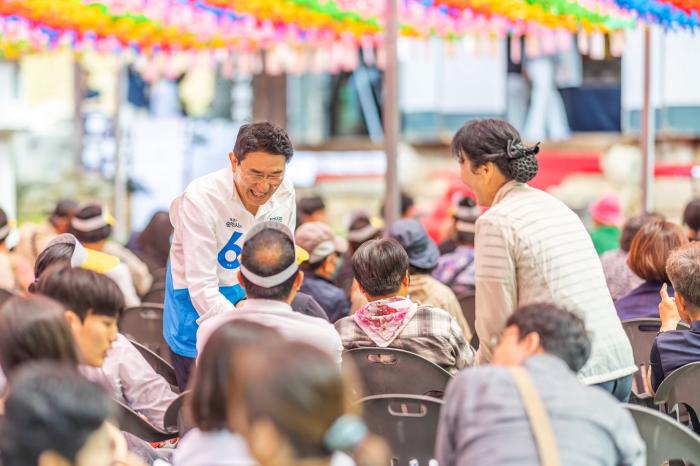 노관규 후보가 25일 한 사찰에서 선거운동을 하고 있다  사진노관규 페이스북