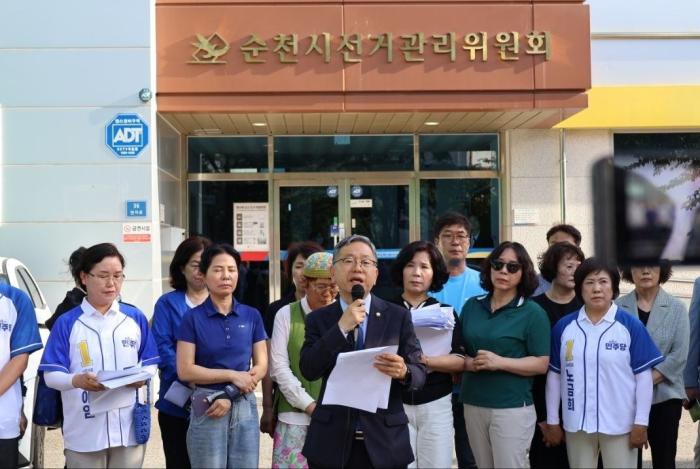 김문수 국회의원이 28일 순천선관위앞에서 기자회견을 하고 있다 사진김문수의원 페이스북