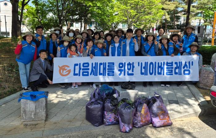에코봉사단원들이 캠페인이 끝난 후 기념촬영을 했다  사진금당남부교회 제공 
