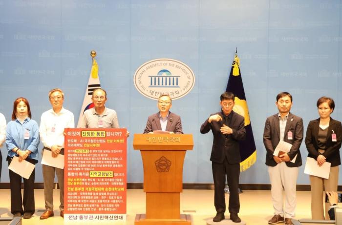 김문수 국회의원이 27일 국회에서 통합특별시에 대한 기자회견문을 발표하고 있다 사진김문수의원실